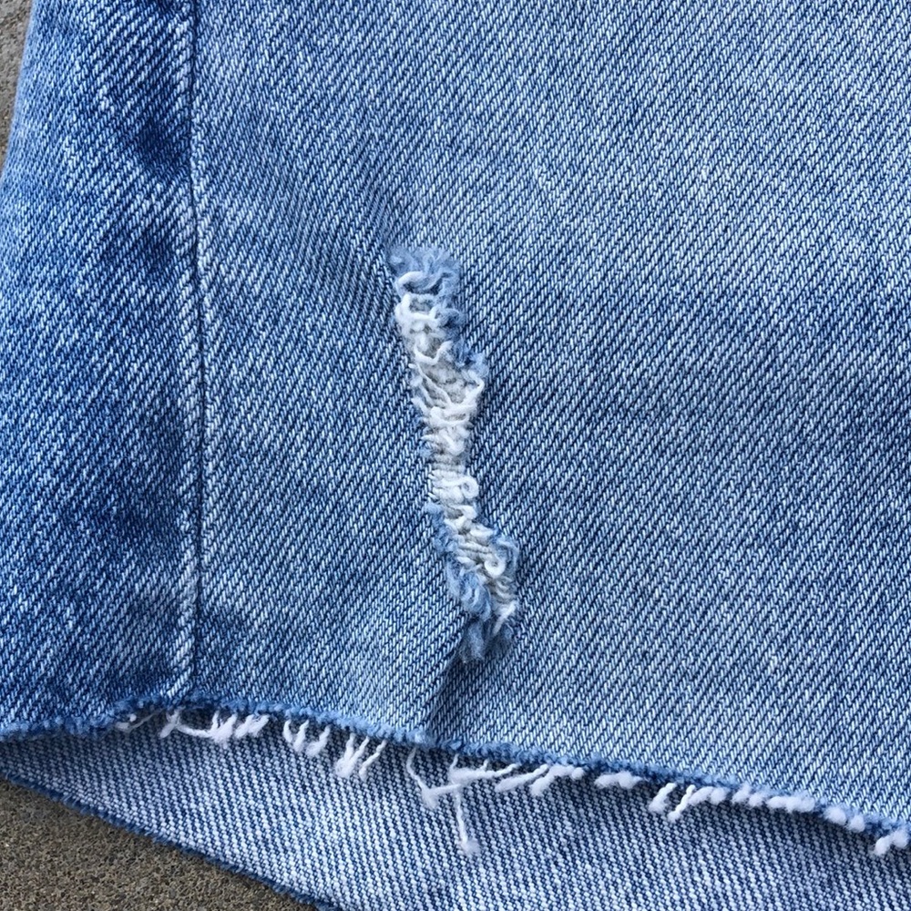 NWT Levi’s Premium Ribcage Ripped Jean Shorts 25 - Picture 4 of 6